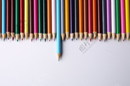 整齐的一排铅笔图片