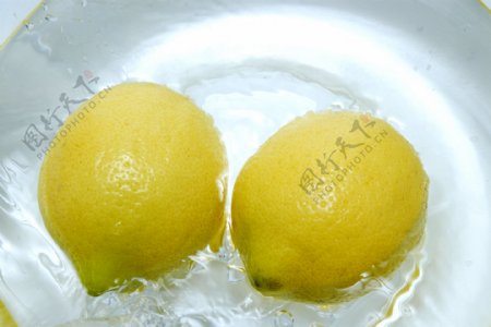 水上面的柠檬特写图片