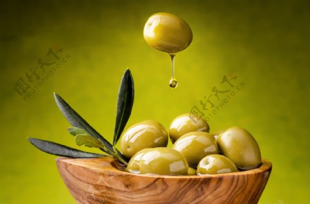一碗橄榄油图片