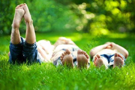 躺在草地上玩耍的孩子图片