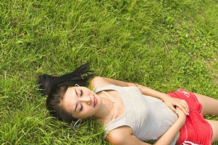 躺在草地上的休闲美女图片