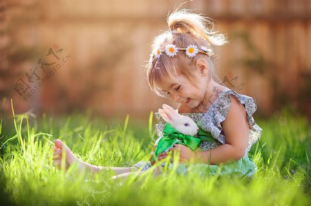 看着兔子开心的小女孩图片
