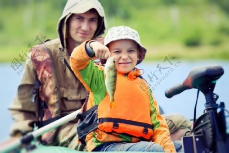 渔船上的男人与男孩