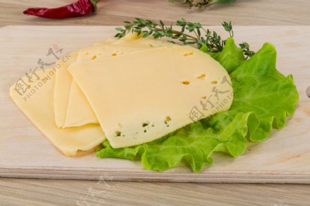 蔬菜上切片的奶酪