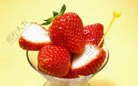 剖开的草莓用来制作冰淇淋