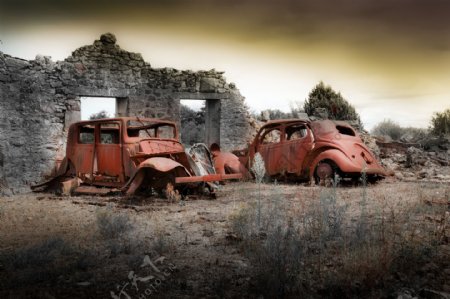 荒山建筑与破旧汽车图片