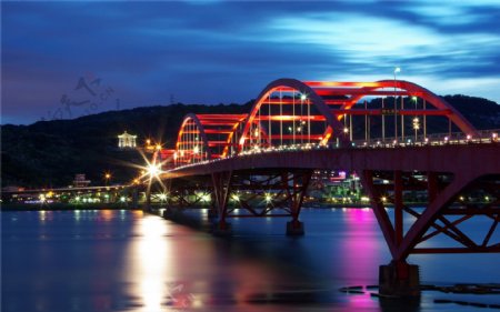 夜晚江边大桥风景图片