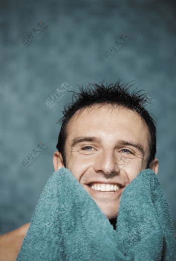 毛巾擦脸的男士图片