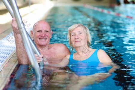 泡在游泳池的老年夫妇图片