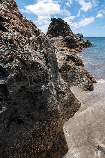 大海边的巨型岩石