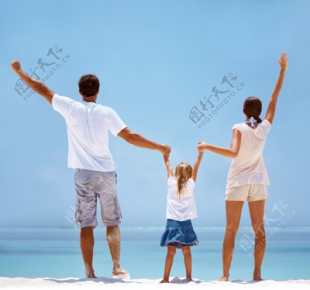 海边玩耍的家庭图片