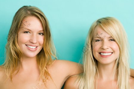 两个微笑的性感女人图片