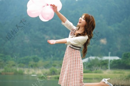 手拿气球的可爱女生图片