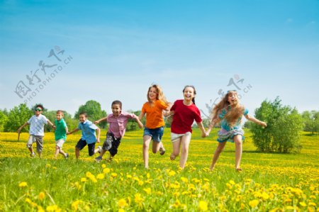 草坪上跑着的孩子图片