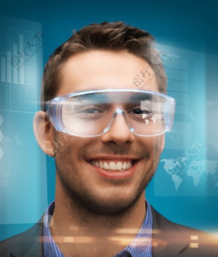 戴眼镜的商务男士与虚拟触摸屏图片