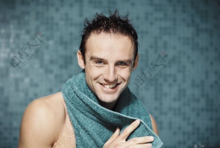洗澡的外国男性图片