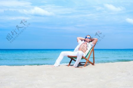 沙滩上戴墨镜的男士图片