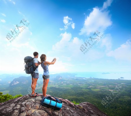 高山上拍照的背包客图片素材下载