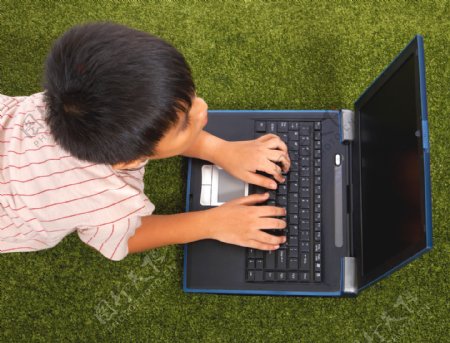 年轻的孩子使用自己的笔记本电脑