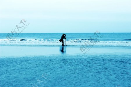 北海银滩挖贝壳的渔民图片