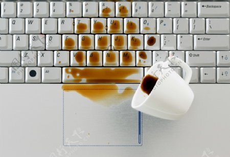 键盘上洒的咖啡图片