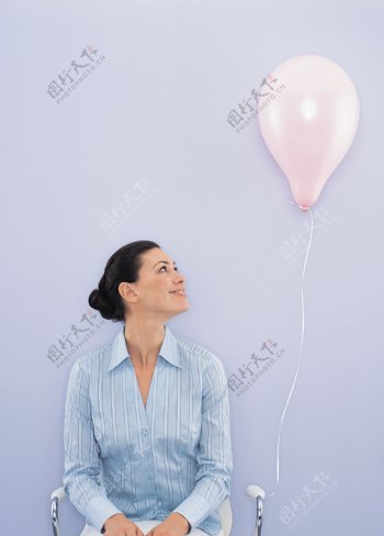 商务女性与气球图片
