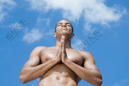 练瑜珈的肌肉男性图片