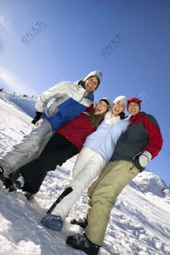 雪地上的快乐男女图片