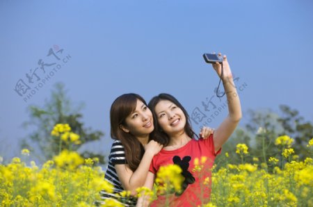 花丛中的两个漂亮女生图片图片