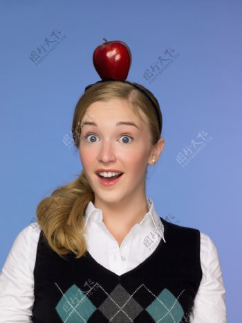 头顶苹果的美女大学生图片