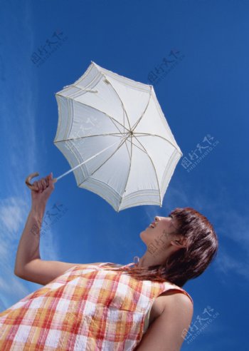 打雨伞的美女图片