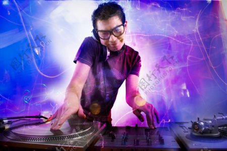 酒吧玩DJ的男人图片
