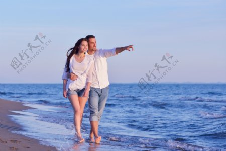 海边浪漫情侣图片