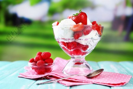 草莓覆盆子冰淇淋图片