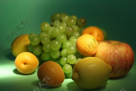 葡萄与杏子图片