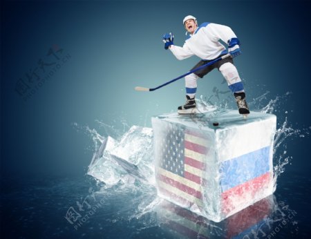 带国旗图案的冰块上的冰球运动员图片