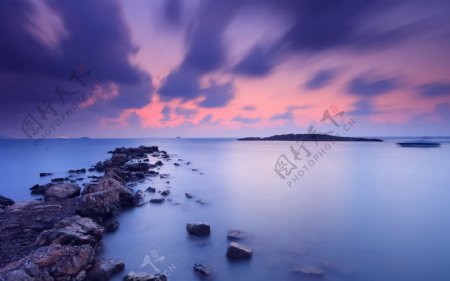 唯美紫色海滩风景图片