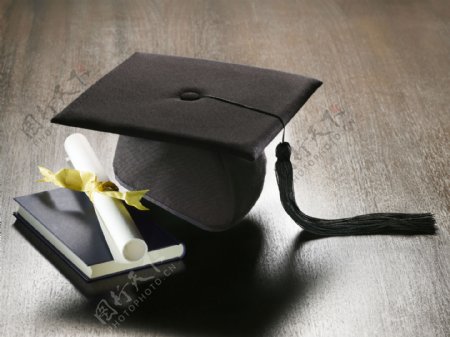 博士帽与毕业证图片