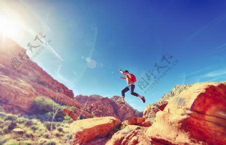 山石跳跃男子旅行奔跑探险