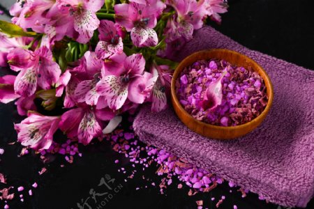 紫色花朵与毛巾图片