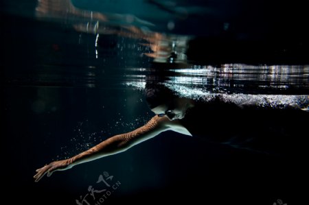 游泳男子运动员图片