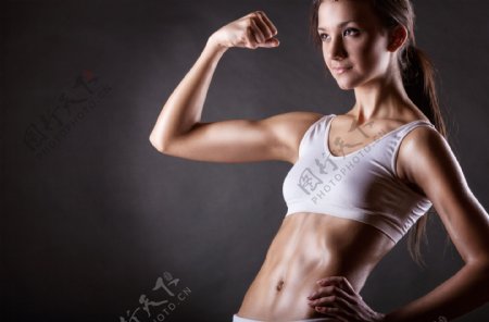 展示肌肉的女子健美运动员图片