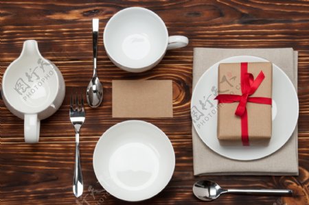 礼物与餐具图片