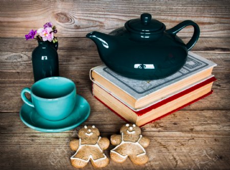 茶壶茶杯与书本图片