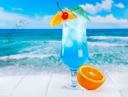 沙滩上的蓝色饮料