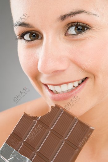 吃巧克力美女图片