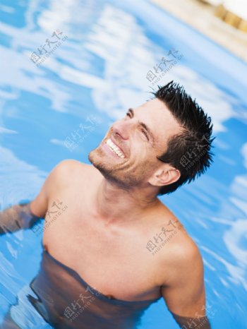 游泳的外国男士图片