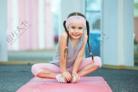 坐着的瑜珈小女孩图片
