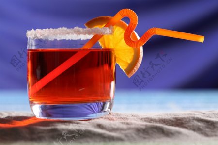 沙滩上的鸡尾酒图片