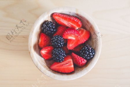新鲜草莓蓝莓图片